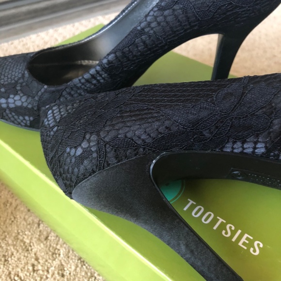 MOOTSIE TOOTSIE GLAM LACE AND SATIN PUMPS, BLACK, SIZE 8-1/2 - Picture 4 of 8